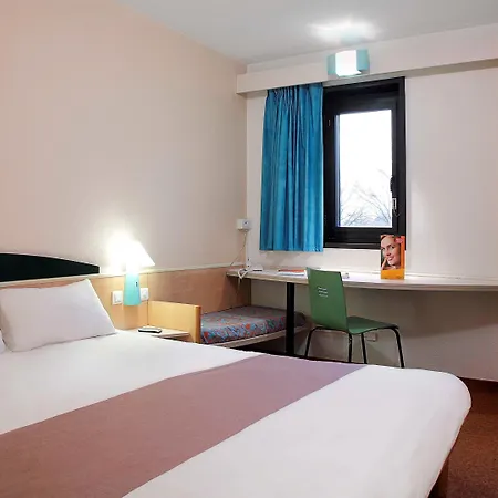 Ibis Evry-courcouronnes ホテル 3*