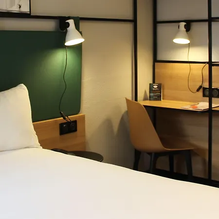 ホテル Ibis Evry-courcouronnes 3*